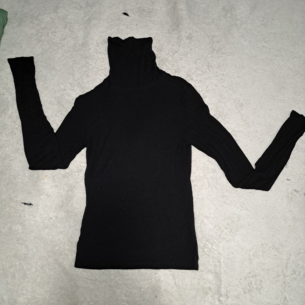 Long-sleeved turtleneck